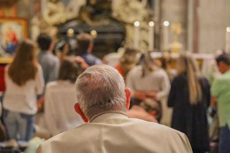El Papa acompañó a los jóvenes de Hakuna en la Hora Santa