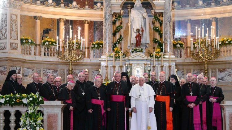 El Papa advierte a la Iglesia húngara contra el derrotismo y el conformismo