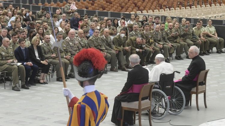 El Papa agradeció a militares por el "discreto e importante servicio que prestan"