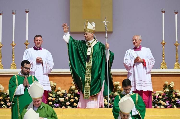 El Papa alentó a los jóvenes: 'Aspiren a la santidad, no se conformen con menos' El Papa alentó a los jóvenes: 'Aspiren a la santidad, no se conformen con menos'