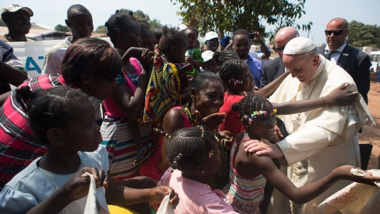 El Papa alentó a traducir los "sueños africanos" en realidad