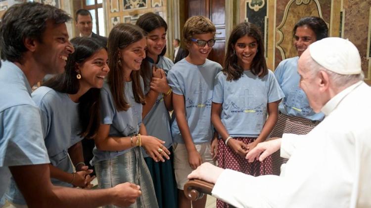 El Papa a los jóvenes: "trabajen en equipo" en una época de virtualidad y soledad