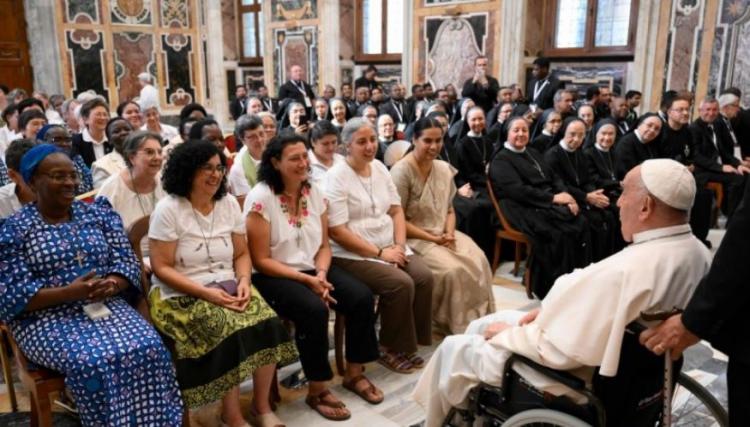 El Papa animó a los religiosos a discernir y ser caritativos