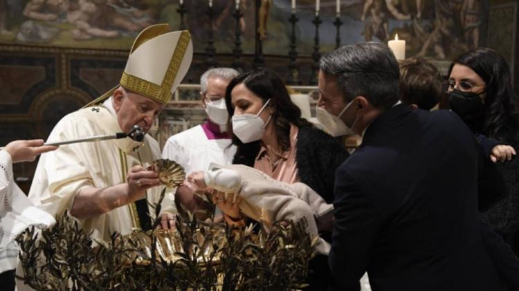 El Papa bautizó a 16 niños y le pidió a los padres que protejan su identidad cristiana