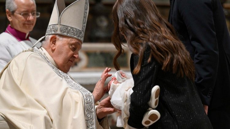 El Papa bautizó a 21 bebés en la ceremonia anual de la Capilla Sixtina