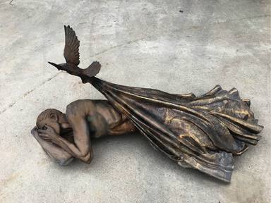 "Refugio",  la escultura que invita a cuidar de las personas sin hogar