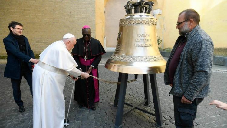 El Papa bendijo una campana 'La voz de los no nacidos' que va a África