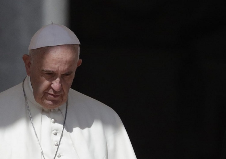 El Papa cancela su agenda para este martes debido al dolor de rodilla