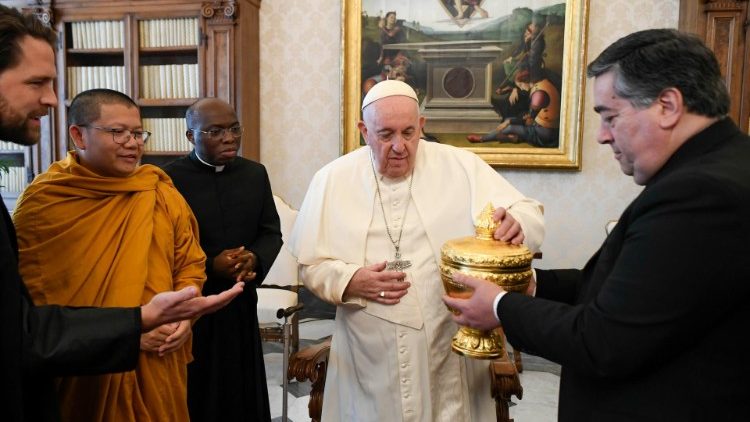 El Papa con budistas: el diálogo puede fomentar la conversión ecológica