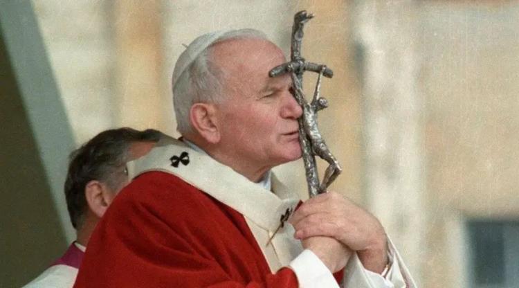 El Papa defendió a san Juan Pablo II, 'objeto de suposiciones ofensivas e infundadas'