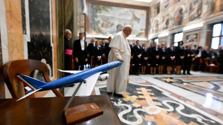 El Papa destacó el papel de la empresa aérea que lo lleva en sus viajes apostólicos