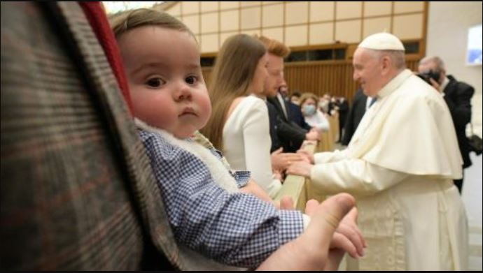 El Papa destacó a la adopción como una "actitud generosa y hermosa"