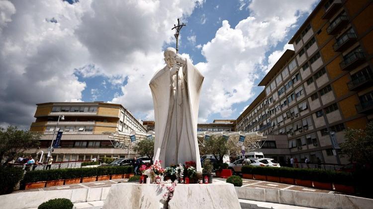 El Papa durmió bien durante la noche tras dos insuficiencias respiratorias