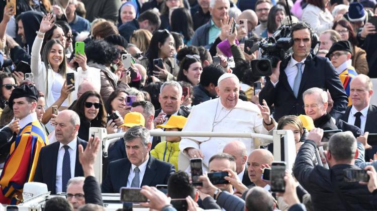 El Papa afirmó que el primer medio de evangelización es el testimonio