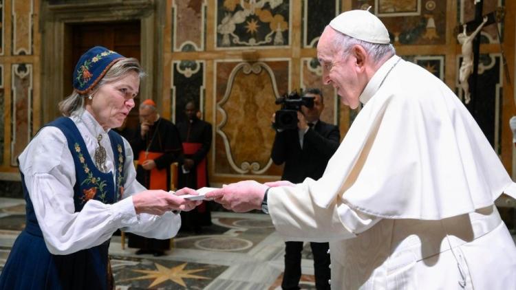 El Papa exhortó a los nuevos embajadores a construir la paz