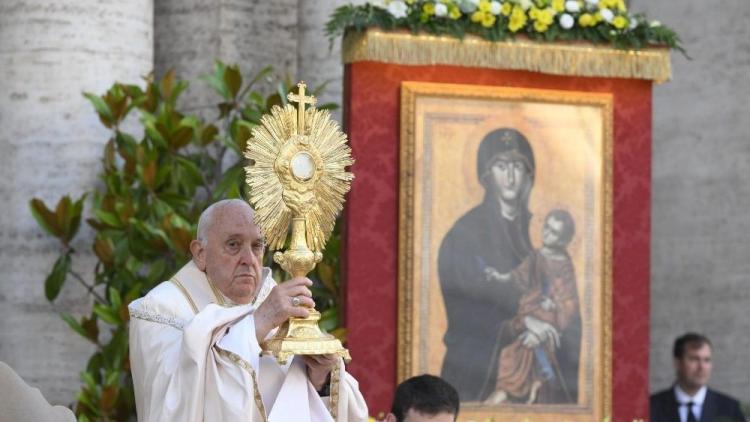 El Papa, en Corpus: 'Urgente devolver al mundo el aroma bueno y fresco del pan del amor'