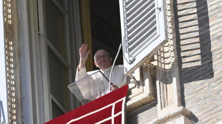 El Papa en el Ángelus: "En la vida, nunca está todo perdido"