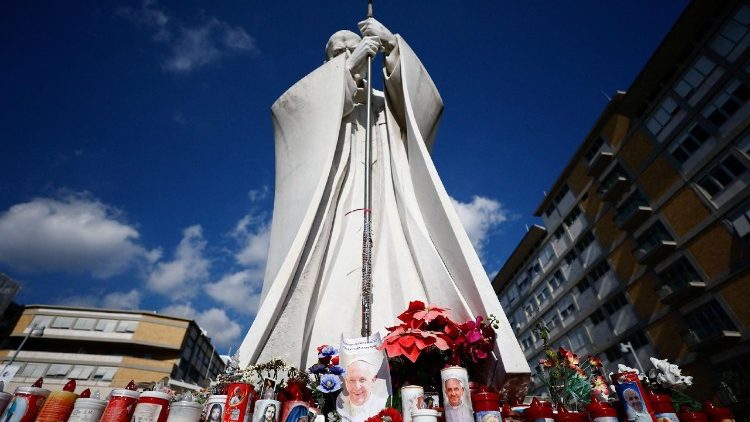 El Papa en el Ángelus: 'Necesitamos el milagro de la ternura'