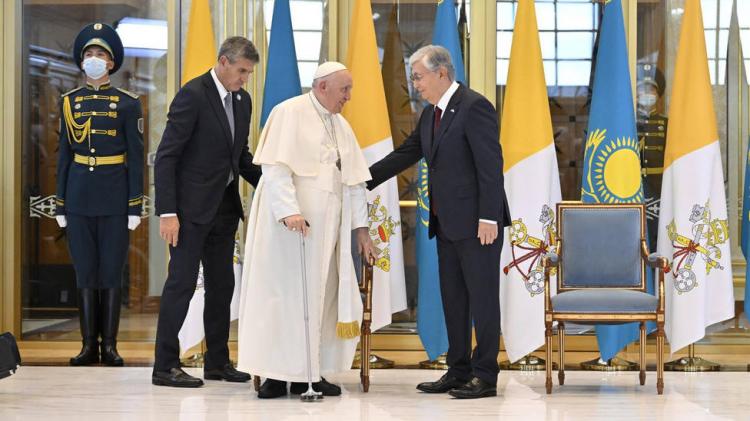 El Papa en Kazajistán: "Se necesitan líderes que permitan a los pueblos dialogar"