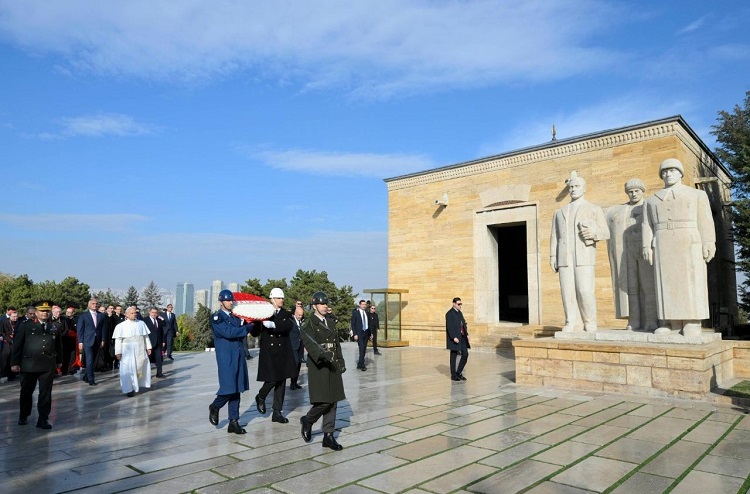 El Papa en Turquía visitó el Mausoleo de Atatürk