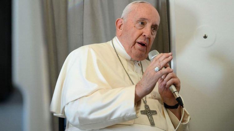 El Papa en vuelo: "El mundo entero está en guerra, se está destruyendo a sí mismo"