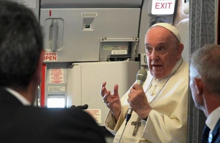 El Papa en vuelo: Hay que dialogar siempre, aun con el agresor
