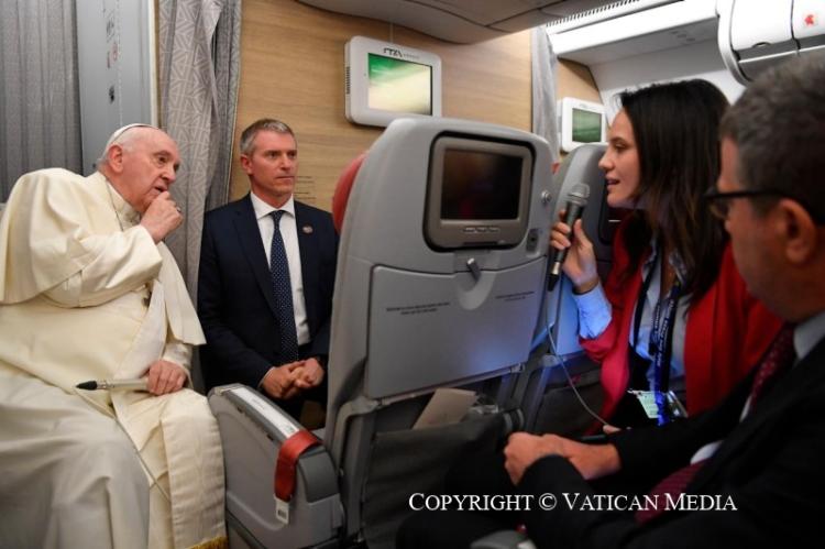El Papa en vuelo: "Lo que pasó con los indígenas fue un genocidio"