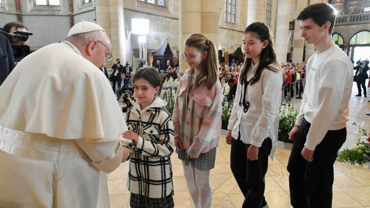 'La Iglesia debe hablar el lenguaje de la caridad', dijo el Papa entre pobres y refugiados