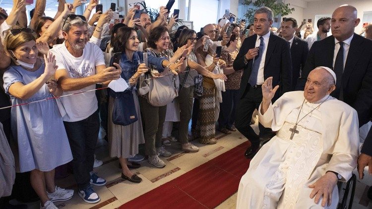 'El Papa está más fuerte que antes', aseguró el cirujano que lo operó