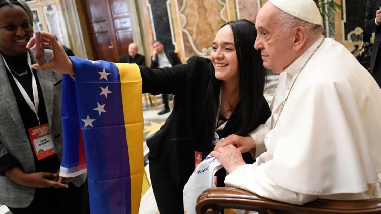El Papa Francisco invita a los jóvenes a la 'alegría y la autenticidad'