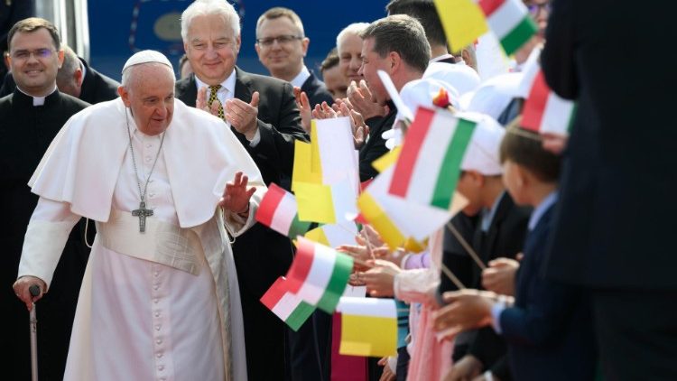 El Papa Francisco llegó a Hungría como mensajero de la paz
