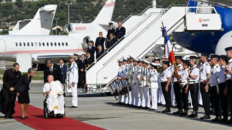 Francisco llegó a Marsella con la crisis migratoria como eje de la visita
