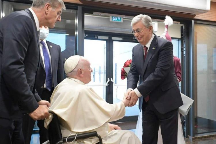 El Papa llegó a Kazajistán para reunirse con líderes religiosos del mundo