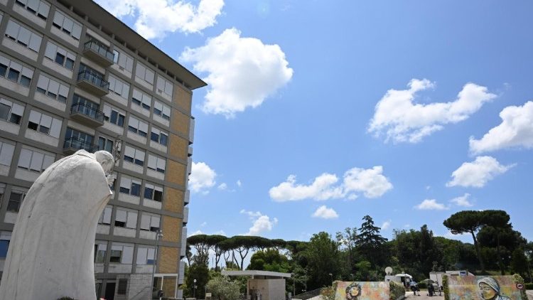 El Papa sigue el tratamiento tras una noche tranquila en el hospital