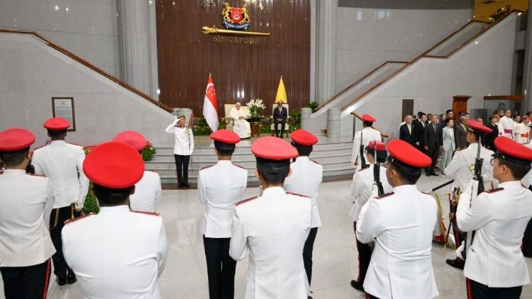 Singapur: el Papa fue recibido por el presidente y el primer ministro