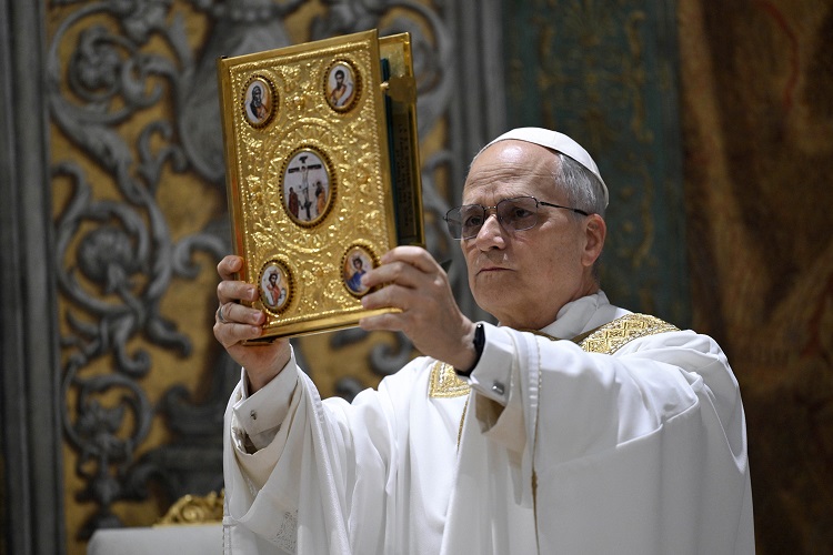 El Papa instó a la difusión de la Biblia en el entorno digital