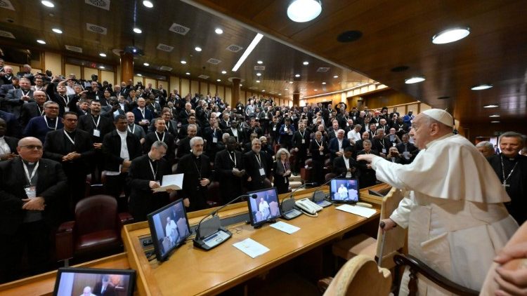 El Papa invita a los párrocos a construir una Iglesia sinodal y misionera