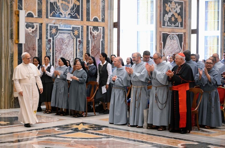 El Papa invitó a los religiosos a leer siempre 'los signos de los tiempos' El Papa invitó a los religiosos a leer siempre 'los signos de los tiempos'
