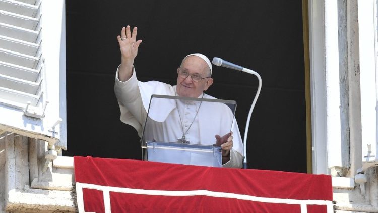 El Papa: la vida de María está marcada por el servicio y la alabanza