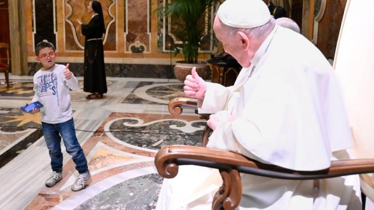El Papa: Las personas con discapacidad "enriquecen" a la Iglesia