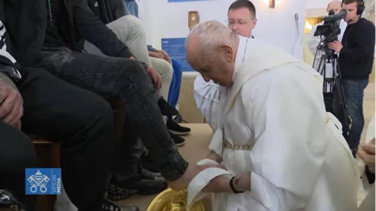 El Papa lavó los pies de 12 jóvenes del penal de menores de Casal del Marmo