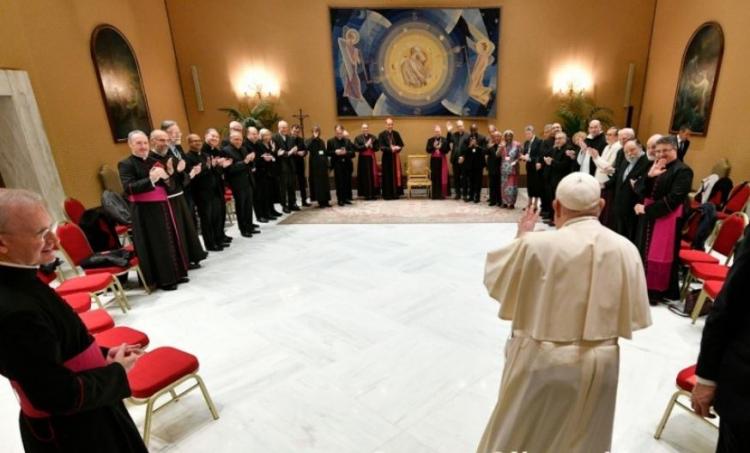 El Papa llama a reflexionar sobre la dimensión femenina de la Iglesia