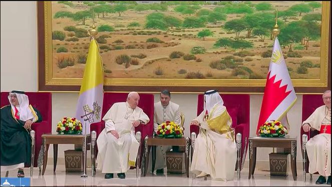 El Papa llegó a Bahréin e inició su visita marcada por el diálogo interreligioso