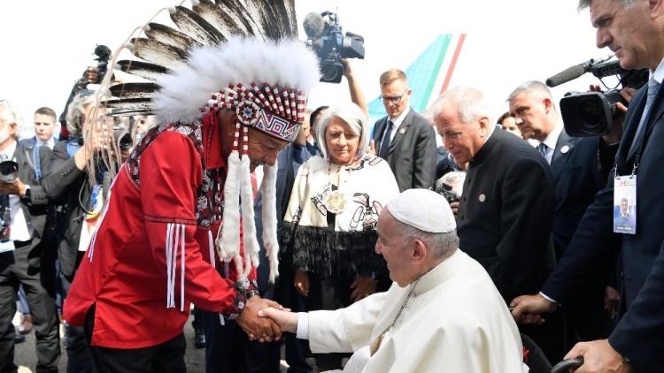 El Papa llegó a Canadá y se encontrará con indígenas en un viaje de reconciliación