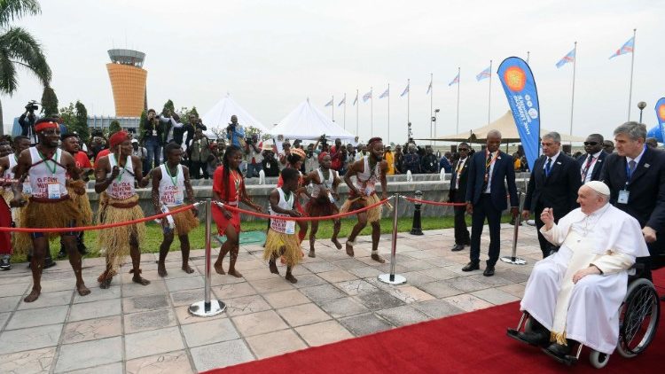 El Papa llegó a Kinshasa, primera etapa de su quinta visita a África