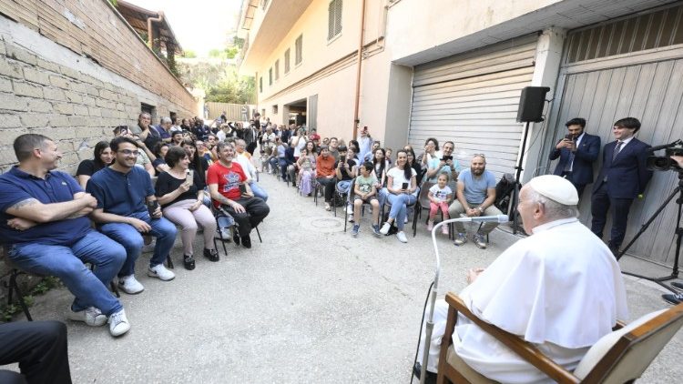 El Papa lleva su 'escuela de oración' al garaje de un barrio periférico de Roma