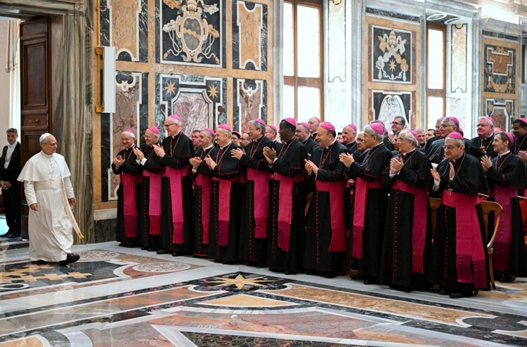 El Papa: los nuncios encarnan la universalidad del deseo de paz de la Iglesia El Papa: los nuncios encarnan la universalidad del deseo de paz de la Iglesia