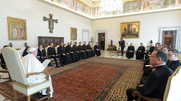 El Papa: los sacerdotes que se confiesan son "grandes perdonadores"