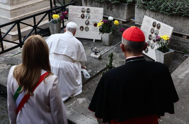 El Papa: 'Mirar a Cristo resucitado y considerar a los difuntos envueltos en su luz'