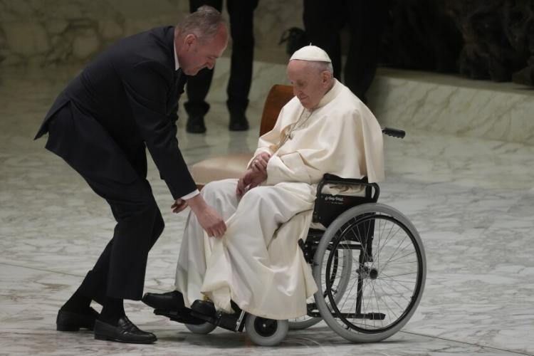 El Papa no presidirá la misa y procesión del Corpus Christi a causa del dolor de su rodilla